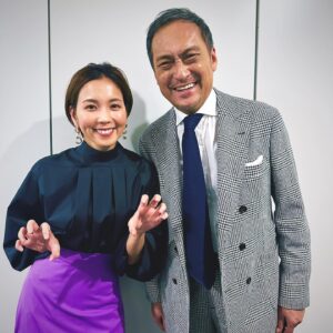 Ayumi Hirodo Instagram - 優勝パレードの余韻🐯🐮
昨日は心踊る1日でした！
午前中は甲子園球場で撮影があり、シニアの皆さんとの出会いもありました⚾️
御堂筋に移動して、たくさんのオリックスファン阪神ファンとお話できました✨
人生初の優勝パレード取材に興奮しながら、東京へ戻り…✈️
その夜の報道ステーションでは、虎党の渡辺謙さんとタイガースについてお話しさせていただくという、ご褒美のような1日を過ごしました✨
謙さんからは、熱狂的ファンという言葉以上の愛情を感じました。

最近よくこのポーズしてる私…
「それ、ガォーポーズだね！」と、さすが謙さんです🐯また甲子園で会いましょう！と約束してくださいました🏟️

#ガオー