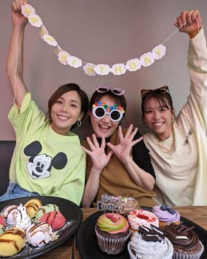 Ayumi Hirodo Instagram - サプギョプサルランチバースデーカップケーキパーティー🎉🥳
楽しそうな文言並べました．

私が席離れた隙にお皿に残り物のいろんなもの入れてくれる人と、
誕生日グッズを持ってきたはいいけど、完成させてなくて主役の前で作る人💁‍♀️
私の反省は、主役じゃないのにbirthdayメガネをかけたがることです．

そして現在、Disney連れて行く詐欺に遭ってるから @wcjapan の可愛いミッキーTをあえて着用しました💙

#HBD