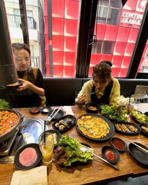 Ayumi Hirodo Instagram - サプギョプサルランチバースデーカップケーキパーティー🎉🥳
楽しそうな文言並べました．

私が席離れた隙にお皿に残り物のいろんなもの入れてくれる人と、
誕生日グッズを持ってきたはいいけど、完成させてなくて主役の前で作る人💁‍♀️
私の反省は、主役じゃないのにbirthdayメガネをかけたがることです．

そして現在、Disney連れて行く詐欺に遭ってるから @wcjapan の可愛いミッキーTをあえて着用しました💙

#HBD