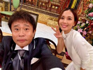 Ayumi Hirodo Instagram - 【速報】皆さんには、この写真の中の私たちが見えていますか❓
これは、休憩中のスタジオで浜田さんがインカメ写真でシャッターを押すというちょっとレアショット📷
.
今年も我々はミニ格付けに挑戦しましたが、、、そうです、、
【映す価値無し】でした😜
ここだけの話ですが、浜田さん2回も消えてます。

余談ですが…
収録休憩中の会話@浜田さんの楽屋
TVでケンタッキーのCMが流れ、
浜「ケンタッキー行ったらサイドメニュー何頼む？」
ヒ「私ビスケットめっちゃ好きなので頼みますね〜」
浜「俺は、あれが好きやわ。あのーサラダのやつ、あれやん、コレステ…ん？あ、コールスロー」
ヒ「（え、コールスローのこと、コレステロールって言おうとしてましたやん笑）」

このように今年の格付けチェックは、コールスローをコレステロールと言い間違えたり、マグロをカツオと間違えるMCと、
鯛をフナと間違えるアナウンサーでお送り致しました。

#どりあんも美味しく食べられるでしょう
#安定の映す価値なし