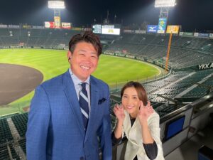 Ayumi Hirodo Instagram - 今の想いをありのままの表現で語ります。

9月14日にアレを達成してから次の頂点に向けて準備する…なんて初めてだし、11月までたてじまユニフォームを拝めるなんて！とワクワクしていた日本シリーズ。

4日土曜日、京セラへ向かう新幹線で窓の外の富士山を眺めながら考えてたこと。結果どうなったとしても、ここまで心が熱くなる試合を見ることができてどれほど幸せなことか…こう思う両チームのファンまた、プロ野球ファンは多かったはずです。

そしてついに来ました。この日が。
2023年11月5日。日本一、本当におめでとうございます！岡田監督、選手の皆さん、チーム関係者の皆さん、阪神ファンの皆さん、おめでとうございます！

でも、、私は言葉で伝える職業なのに、、、、
今の感情を表現できないんです。
見当たらない！嬉しいとか喜びだけではなくて…なんだろう、この感情！感謝という2文字に収まりきれない感情なんです。これまでインタビュアーとしてアスリートに「今の気持ち教えてください！」って簡単に聞いてしまっていたことを少し反省しようかなとさえ思っちゃいました。

球場で出会う阪神ファンから「ヒロドちゃん、今年こそアレ頼むで！」と声かけてもらい、あれ？私、選手かな？って錯覚になることもありました笑　でもそんな会話が心地よく、出会いの宝庫でした！“アレ”という一言で多くの阪神ファンとの会話が繋がり、野球だけでなく普段の生活でも広がっていった気がします。1年前に出会った少年と、先日奇跡的な再会も果たせました。中には、「私なんて一ヶ月前にファンなったばかりやから…」という人もいました。でも全ての試合を見ていたり、全てのデータを把握していないとファンと言ってはいけないという決まりはないと思う。日本一が心から嬉しいと思えるならば、どんな人もそれはタイガースファンだと思う。心がウキウキしたのなら立派なファンだと思う。自分のためではなく、他者のために涙が流せたらそれは本物の涙だと思うし、涙が出なくても心が熱くなれば本物のファンだと思う。

甲子園の近くで生まれ育った私は、小さい頃から虎マークというかTHマークというか、縦縞に馴染みはあったけど、タイガース戦を観に行ったのは一度だけ。だから、ABCテレビに入社してタイガースベンチリポーターをさせてもらっていなければ、タイガース日本一をこんな感情で迎えてないかもしれない、、、などなど、アレのアレきっかけでこれだけ感謝の気持ちがどんどん出てくる。幸せなことですね。

さて…想いが溢れて収拾つかなくなってますね。

平田ヘッドのお言葉を借りて文章の終わりとします！「宴も竹中直人ですが、想いをたっぷり綴ったところで、中島みゆきさせていただきます！」

最後に何て叫ぼうかな、、、
バモス？
アレのアレ達成？
来年も勝つばい？
んーーー。
よし決めた！

パインアメーーーーー！🍍 
じゃなくて、

感動をありがとうございました！！！

#ヒロドのこべや。