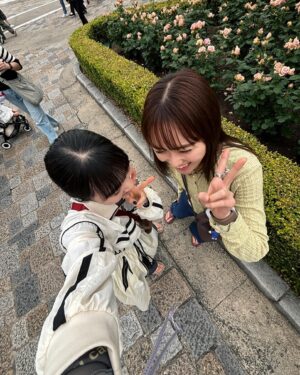 Ayumi Ishida Instagram - 生まれてから10000日なんだって🫶🏻
 
 
 
1997.1.7→
数々の出会いに感謝します
ありがとう〜〜〜🫶🏻
 
 
@haruka_kudo.official 
#一緒にUSJ行ったの
#最近は広角で撮るのが流行ってるらしいって
#試した5枚目
#ほぼ頭じゃんなにこれww
#ブラックスター
#モーニング娘24
#morningmusume24
#石田亜佑美 
#10000 #お祝いうれしいです
#ありがとうございます