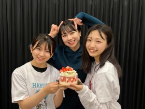 Ayumi Ishida Instagram - 生まれてから10000日なんだって🫶🏻
 
 
 
1997.1.7→
数々の出会いに感謝します
ありがとう〜〜〜🫶🏻
 
 
@haruka_kudo.official 
#一緒にUSJ行ったの
#最近は広角で撮るのが流行ってるらしいって
#試した5枚目
#ほぼ頭じゃんなにこれww
#ブラックスター
#モーニング娘24
#morningmusume24
#石田亜佑美 
#10000 #お祝いうれしいです
#ありがとうございます