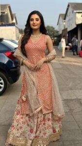 Ayushi Khurana Instagram - Behind the scenes 💕