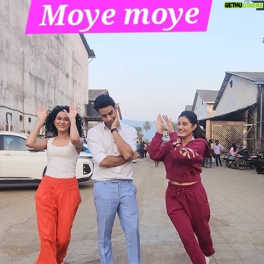 Ayushi Khurana Instagram - Sharma Sister's. DEEPU aur PALLO mile.. To MOYE MOYE.. HO GAYA😅😅😅