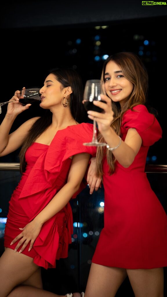 Ayushi Khurana Instagram - A best friend and some wine, that’s all you need on a Friday evening ❤️🍷 🎥 @jai.upadhyaya