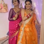 Ayushi Khurana Instagram - Reel life enemies versus real life besties ♥️ #aanganapnonka #saasbahu #trending