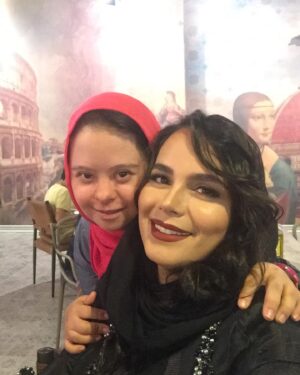 Azade Mehdizade Instagram - اکران مردمی فیلم سینمایی قسم

فقط  جای سوپر استارمون خالی بود
@mahnaz_afshar ❤️❤️❤️❤️❤️❤️❤️ یه تشکر ویژه از خانوم سارا ضیا نازنینم برای طراحی لباس 🙏🌹
@saraziia 
@saraziia_collection 
و با سپاس از تیم خوب و حرفه ای سالن زیبایی شادی عقیلی عزیزم 
@shadisart 🌹🌹🌹🌹
@shirin_extension 🌹🌹🌹🌹
@zohre_make_up 🌹🌹🌹🌹
@mahshid_toloo 🌹🌹🌹
@mahsa_nailll_art 🌹@parisa__jalali 🌹@nedamobarakati 🌹🌹🌹 عکس ها از میلاد بهشتی📸
الهه کریمی
و مهدی اصلانی📸