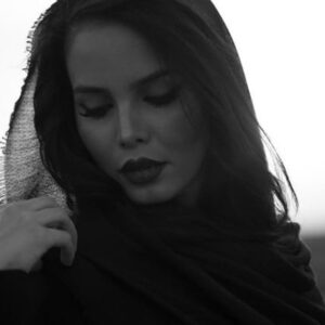 Azade Mehdizade Instagram - @nikzad.t 📸💎🌹 گاهی اوقات برای نجات پیدا کردن از واقعیت به خیالات نیازمندیم 💎