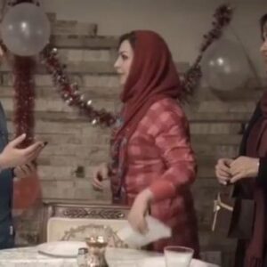 Azade Mehdizade Instagram - ・・・
تیزر جدید «یادم تو رو فراموش» .
جدیدترین تیزر «یادم تو رو فراموش» ساخته علی عطشانی که در فصل جدید اکران با استقبال خوب مخاطبان روبه‌رو شده، رونمایی شد.
.
به گزارش مشاور رسانه‌ای بیتا فیلم، فیلم سینمایی‌ «یادم تو رو فراموش» از روز چهارشنه ٢٣ بهمن ‌ماه اکران شده و با استقبال خوبی از سوی مخاطبان مواجه شده است.
.
فیلم سینمایی «یادم تو رو فراموش» تا كنون در جشنوار‌ه‌های مختلفی در کشورهای آمریكا، كانادا، انگلستان، هند و ... به نمایش در آمده و دو جایزه بهترین كارگردانی و سه جایزه بهترین فیلم را دریافت كرده است. همچنین میترا حجار جایزه بهترین بازیگر زن از جشنواره سانفرانسیسکو و مازیار فلاحی جایزه بهترین بازیگر مرد از جشنواره ویند آمریکا را برای بازی در این فیلم از آن خود کرده‌اند.
.
در خلاصه داستان «یادم تو رو فراموش» آمده است: دامون مربی بر کنار شده یکی از باشگاه‌های پرطرفدار با دختری که سال‌ها پیش با او ارتباط داشته روبه‌رو می‌شود.
.
در این فیلم بازیگرانی چون حسین یاری، آزاده مهدیزاده، میترا حجار، ماه چهره خلیلی، مازیار فلاحی، خشایار راد و بیتا عطشانی به ایفای نقش پرداخته‌اند.
.
عوامل تولید فیلم عبارتند از تهیه‌کننده و کارگردان: علی عطشانی، تهيه كننده اجرایی: سيد محمد احمدی، نویسنده: پیمان عباسی، مدیر فیلمبرداری: محمود عطشانی، صدابردار: محمد شاهوردی، طراح چهره‌پردازی: عبدالله اسکندری، چهره‌پرداز: فرزانه زردشت، طراح صحنه و لباس: مجید علی‌اسلام، تدوین: علی عطشانی، محمد تیموری، صداگذار: نادر بادامچی، مدیر تولید: علیرضا بیات، دستیار تهیه‌کننده: علیرضا یگانگی، دستیار اول کارگردان و برنامه‌ریز: وحید مهین‌دوست، مدیر تدارکات: سعید دلاوری، دستیاران کارگردان: سینا زارعیان، عکاس: نوید خداپناهی، منشی صحنه: الهام اخوان، دستیار صدا: امیر شاهوردی، ترجمه و امور بین‌الملل: امیدعلی چوگانی، جانشین تهیه‌کننده: سید محمدتقی هاشمیان، مشاور رسانه‌ای و مدیر روابط عمومی بیتا فیلم: مریم قربانی‌نیا، مجری طرح: بیتا فیلم تهران، پخش: رسانه فيلمسازان مولود