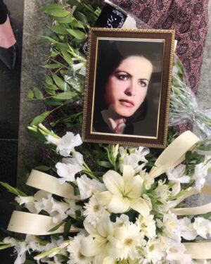Azade Mehdizade Instagram - #خدا #مادر 🖤
 
وای مامان😭 آخ مامان😭

#لعنت_به_سرطان