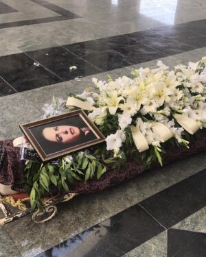 Azade Mehdizade Instagram - #خدا #مادر 🖤
 
وای مامان😭 آخ مامان😭

#لعنت_به_سرطان