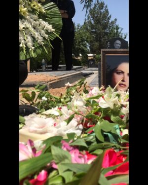 Azade Mehdizade Instagram - #خدا #مادر 🖤
 
وای مامان😭 آخ مامان😭

#لعنت_به_سرطان