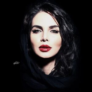 Azade Mehdizade Instagram - از من بپرسید برای انجام چه کاری به این دنیا آمده ام
من، 
به عنوان یک هنرمند به شما پاسخ خواهم داد که 
من اینجا هستم که با صدای خیلی بلند زندگی کنم 
امیل زولا

عکس از @sohrabvaladbeygi 🌷

دوستتون دارم❤