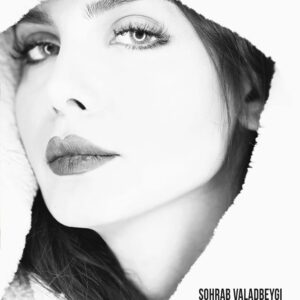 Azade Mehdizade Instagram - نه تو می مانی

نه اندوه و نه من 
و نه ، هیچ یک از مردم این آبادی

به حباب نگران لب یک رود ، قسم

و به کوتاهی آن لحظه شادی که گذشت

غصه هم ، خواهد رفت

آن چنانی که فقط ،خاطره ای خواهد ماند

لحظه ها عریانند

به تن لحظه خود ، جامه اندوه مپوشان هرگز