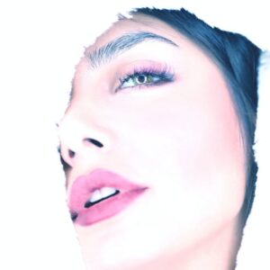 Azade Mehdizade Instagram - من در سن پایین یاد گرفتم که زندگی چیزی نیست که فکرش رو میکردم. من یاد گرفتم که آسیب دیدن تنها راه قوی تر شدنه....
📸سهراب