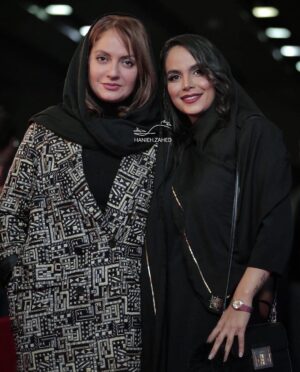 Azade Mehdizade Instagram - نشست خبری فیلم سینمایی قَسَم
با مهناز جان افشار⭐️
عکس از حانیه جان زاهد⭐️
@mahnaz_afshar 🦋
@hanieh.zahed 🦋
با سپاس از شادی عقیلی و زهره امیری عزیزم🙏🌹
@shadisart 
@zohre_make_up

#راضیه #مرضیه #قسم