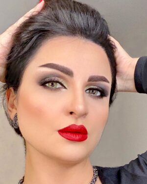 Azadeh Porbaha Instagram - سلام سلام 🙋‍♀️
کیااااا رژ قرمز 💄دوست دارند ؟
کیا رژ قرمز💄 دوست دارند ولی فکر می‌کنند بهشون نمیاد ؟🧐😉
💄💄💄💄💄💄💄💄💄

@azade_makeupartist83 
@azade_makeupartist83 
💄💄💄💄💄💄💄💄
#azadehporbaha#makeupartist#makeup#redrouge#rouge#redlips#redlipstick#hudabeauty#blackhairstyles 
#آزاده_پربها🎬#رژقرمز#موی_مشکی#آموزش_میکاپ#میکاپ_صورت#بلاگر#بلاگر_ایرانی