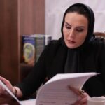 Azita Torkashvand Instagram - در خیالم لنگه کفش بچگیم را در کوچه هاب پر برف و باریک محله ام جا گذاشتم . میدانی چرا؟ دلتنگ صدای آن پسر محله هستم که با شرم و سر ی به پایین میگفت،آبجی کمک نمیخواهی؟ دلتنگ کودکیم که وقتی از محل گذر میکردم همان پسر محله ی خاطرات کودیکم میگفت،آبجی تو ناموس مایی تو محل هر کاری داشتی رو داداشت حساب کن. و امروز تنها به خدا پناه می برم🙏 (دلنوشته ) #آزیتا_ترکاشوند