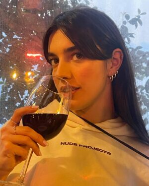 Bárbara Branco Instagram - 🧚🏼‍♀️

estreamos dia 20, ando a fazer cookies todas as semanas 🥴, continuo a tentar ser tenista (desculpa, Edu), e continuo a tentar não panicar (help)
cheers! a abril
e mais cheers! às coisas mesmo mesmo boas que este mês vai trazer