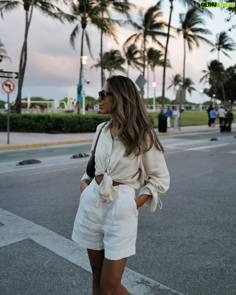 Bárbara Corby Instagram - Just love sunsets and palm trees 🌴 @almande.label #miamibeach #almandesummer