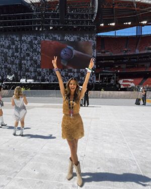 Bárbara Corby Instagram - Nunca me vou esquecer deste dia🥹 Sou fã da Taylor desde Tearsdrops on My Guitar, há 18 anos! Segui a carreira da @taylorswift desde então e as músicas foram fazendo parte de todas as etapas da minha vida. A Eras Tour para mim foi uma viagem ao passado, ao meu quarto de criança na casa dos meus pais, à casa onde vivi na faculdade, às diferentes Eras da minha vida. Que bom que é ser fã de uma power woman, talentosa, inteligente e que não deixa de lutar pelos seus ideais. 🫶🏼 What a night!!✨ #erastourlisbon #erastour #taylorswift #erastoureurope