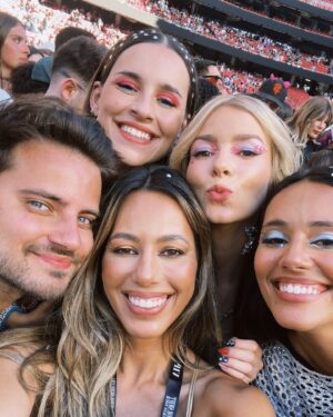 Bárbara Corby Instagram - Nunca me vou esquecer deste dia🥹 Sou fã da Taylor desde Tearsdrops on My Guitar, há 18 anos! Segui a carreira da @taylorswift desde então e as músicas foram fazendo parte de todas as etapas da minha vida. A Eras Tour para mim foi uma viagem ao passado, ao meu quarto de criança na casa dos meus pais, à casa onde vivi na faculdade, às diferentes Eras da minha vida. Que bom que é ser fã de uma power woman, talentosa, inteligente e que não deixa de lutar pelos seus ideais. 🫶🏼 What a night!!✨ #erastourlisbon #erastour #taylorswift #erastoureurope
