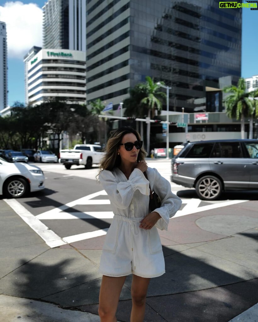 Bárbara Corby Instagram - Around Brickell🤍 O centro financeiro de Miami é super cool, cheio de galerias, rooftops e restaurantes!! A vibe é mesmo muito gira, vale a pena ficar uns dias por aqui. Já cá estiveram? Look @almande.label #almandesummer #miami #girlstrip