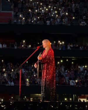 Bárbara Corby Instagram - Nunca me vou esquecer deste dia🥹 Sou fã da Taylor desde Tearsdrops on My Guitar, há 18 anos! Segui a carreira da @taylorswift desde então e as músicas foram fazendo parte de todas as etapas da minha vida. A Eras Tour para mim foi uma viagem ao passado, ao meu quarto de criança na casa dos meus pais, à casa onde vivi na faculdade, às diferentes Eras da minha vida. Que bom que é ser fã de uma power woman, talentosa, inteligente e que não deixa de lutar pelos seus ideais. 🫶🏼 What a night!!✨ #erastourlisbon #erastour #taylorswift #erastoureurope
