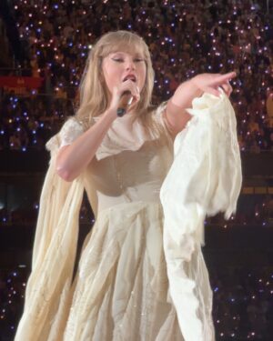 Bárbara Corby Instagram - Nunca me vou esquecer deste dia🥹 Sou fã da Taylor desde Tearsdrops on My Guitar, há 18 anos! Segui a carreira da @taylorswift desde então e as músicas foram fazendo parte de todas as etapas da minha vida. A Eras Tour para mim foi uma viagem ao passado, ao meu quarto de criança na casa dos meus pais, à casa onde vivi na faculdade, às diferentes Eras da minha vida. Que bom que é ser fã de uma power woman, talentosa, inteligente e que não deixa de lutar pelos seus ideais. 🫶🏼 What a night!!✨ #erastourlisbon #erastour #taylorswift #erastoureurope