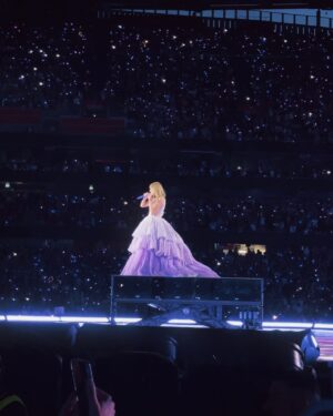 Bárbara Corby Instagram - Nunca me vou esquecer deste dia🥹 Sou fã da Taylor desde Tearsdrops on My Guitar, há 18 anos! Segui a carreira da @taylorswift desde então e as músicas foram fazendo parte de todas as etapas da minha vida. A Eras Tour para mim foi uma viagem ao passado, ao meu quarto de criança na casa dos meus pais, à casa onde vivi na faculdade, às diferentes Eras da minha vida. Que bom que é ser fã de uma power woman, talentosa, inteligente e que não deixa de lutar pelos seus ideais. 🫶🏼 What a night!!✨ #erastourlisbon #erastour #taylorswift #erastoureurope