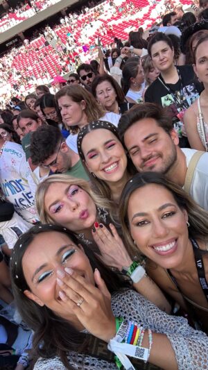 Bárbara Corby Instagram - It’s TAYLOR dayyy🤩🤩🤩 FEARLESS All the wayyyy! 

#erastourlisbon #erastourlisboa #erastoureurope #taylorswift #erastouroutfit