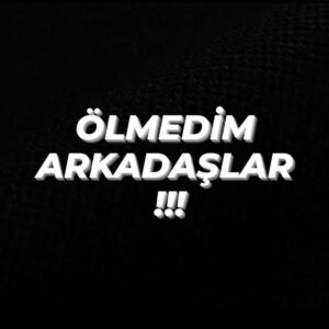 Bülent Ersoy Instagram - Yeni medya ve sosyal medya! Birileri konuşsun, birileri haber yapsın, sonra "kopyala yapıştır" dijital medya, yazıyı çoğaltsın.. 
Sevgili Babacığımın cenazesi sırasında söylemiş olduğum sözlerin videosu önce İnstagram'da viral oldu, sonra bir röportajımda bu konu soruldu, en sonra da bugün  "1.5 milyon TL bütçe ayırdı, Bülent Ersoy'un mezarı derin olacak, asansörle inilecek" başlıklarına kadar geldi... 
Ankara'daki röportajda sormuş olduğunuz gibi, yine bana sormanız gerekirken, hakkımda her açıklama yapan, yapabilen kişi ya da kişilerin bu "abuk sabuk" sözleri medyada bu kadar büyük yer bulacak mı? Yaşayan bir insana "Mezarı için 1.5 milyon TL bütçe ayırdı" başlıkları "basın özgürlüğü" kapsamında mı?Bu başlıklar, haberler; mantığa ve haber etiğine uygun mu? 
Bu arada, üstelik yetkili menajerim de Haluk Şentürk'tür.
Her şeyi tolere etmek, sanatçı duruşuna göre davranmak, "hadi Ablalarıyım kırılmayayım, kırmayayım" demek, yaşadığımız bu devirde işe yaramıyormuş demek...