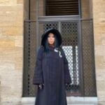 Bülent Ersoy Instagram - Büyük Atam.. zaatilinizin yaşadıgı yıllara ne yazık ki yaşım gereği yetişemediğim için sizlere sanat'ımla hizmet veremememin ve de bizzatihi ellerinizinden öpememenın eksikliği ile hissetiğim derin teesürlerimi bugunkı ziyaretimleiçimde yaşattığım büyük ATATÜRK sevgisiniher zamanki gibi yine kendimi bir nebze de olsa rahatla bilmek amacıyla huzurlarınıza geldim. bilesiniz ki dünlerde oldugu gibi bugun ve yarınlarda yine geleceğim.... yine geleceğim..... yine geleceğim... yüce ALLAH mezariniz başında okumuş olduğum dualarımı inşaallah dergah-ı izzetinde kabul ve makbul eyler. mekanınız cennet ruhunuz şa'd olsun. NE MUTLU TÜRKÜM DİYENE