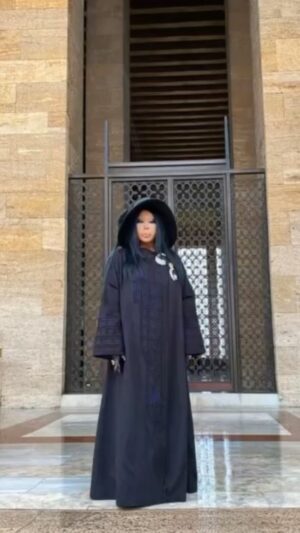 Bülent Ersoy Instagram - Büyük Atam..
zaatilinizin yaşadıgı yıllara ne yazık ki yaşım gereği yetişemediğim için sizlere sanat'ımla hizmet veremememin  ve de bizzatihi ellerinizinden  öpememenın eksikliği ile hissetiğim derin teesürlerimi bugunkı ziyaretimleiçimde yaşattığım büyük ATATÜRK sevgisiniher zamanki gibi yine kendimi bir nebze de olsa rahatla bilmek amacıyla huzurlarınıza geldim.
bilesiniz ki dünlerde oldugu gibi bugun ve yarınlarda  yine
geleceğim....
yine geleceğim.....
yine geleceğim...
yüce ALLAH mezariniz başında okumuş olduğum dualarımı inşaallah dergah-ı izzetinde  kabul ve makbul eyler.
mekanınız cennet ruhunuz şa'd olsun.
NE MUTLU TÜRKÜM DİYENE