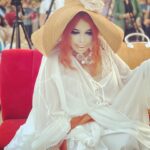 Bülent Ersoy Instagram - Karabük açılışını dualarımla yaptım.. Teşrifleri ile izdiham yaratan Karabük'lü muhterem dinleyicilerimin bendenize yaşattıkları yoğun ilgi ve sevgiye sonsuz teşekkürler 🙏🙏 . Baş Danışman 👉 @arzu_acay Menajer 👉 @haluk_senturk Saç 👉 @mehmetyigitparis Kıyafet 👉 @burju_official @birsensirin