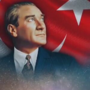 Bülent Ersoy Instagram - Vatansever ATAM ... Halkını hep övdün, yücelttin. " Bir Türk dünyaya bedel "dedin, ırkımızı yücelttin . "Köylü Milletin efendisidir" dedin, köylünü yücelttin. "Türk çalış, öğün, güven " dedin, yol gösterdin. " Ey Türk kadını ! Sen yerlerde sürünmeye değil, göklere çıkarılmaya lâyıksın " dedin, kadını yücelttin. sanatsız kalan bir Milletin hayat damarlarından biri kopmuş demektir dedin sanatkarlarını yüceltin .. Ahhh atam İlk meâli, dinimizi öğrenelim diye Elmalılı Hamdi hocaya yazdırdın  ve  Özgür topraklarda evelAllah sayende okundu ezanlar  camilerde mahya lar yandı ..Yurdu işgalden kurtarıp,vatanı da dinimizi de yaşamamızı sağladın Atam Asker oldun, vatandaş oldun, komutan oldun istesen padişah olurdun ama bizle eşit oldun. Ve Atam çocuklara "Yeni nesil gelecek sizin" dedin, çocukları, gençleri yücelttin. 23 Nisan bugun çocuklar, Atanızın sizi yücelttiği, düşündüğü, bayramınız kutlu olsun ! Büyük Atatürk sağlıkta, hastanede, tıpta ve  refah yaşamak için teknolojide bilim dedin ilim dedin ..okuyun ahlâklı nesil olun  dedin Sporcunun bile ahlâklısını severim diyyerek Ahlak olgusunun altını çizdin Atatürk'e evelAllah lâyık olununuz ..Atama rahmet sevgi ve saygıyla efendim