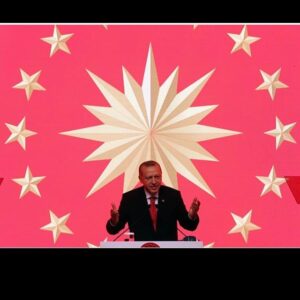 Bülent Ersoy Instagram - Muhterem dinleyicilerim, gündemde varolan Sayın Cumhurbaşkanımızın ailesini hedef alan ,cennet kokan sabi -sübyan günahsız bir bebeğin üstünden sosyal ağda yapılan uslup dışı hakaretleri esefle kınıyorum! 
Özgürlük bir başkasına hakaret,  futursuzca söyleme  dili ve saldırı değildir! 
Özgürlük edep, terbiye, ahlak ve vicdan sınırı içinde diğerinin haklarını ve özelini, yaşamını, sosyal durumunu terbiye sınırları içinde eleştirmektir !
Eleştiri ve hakareti birbirinden ayırt edemeyenler insani özelliklerini kaybetmiş varlıktan öteye gidemez !! 
Bu ülkede Sayın Cumhurbaşkanı olmak üzere Atatürk, sanatçı, tarihçi, siyasetci vb yüksek değerlere kiii halkın içinde en küçükten büyüğe her kesim insana yapılan sosyal ağdaki saldırı, yorum ve usluplar kabul edilemez .. 
Bu anlamda demokratik bir ülkede yasak değil ama düzenlemeye katılmamak mümkün değildir ..Saygılarımla efendim .