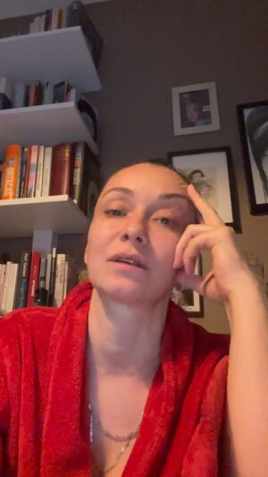Başak Daşman Instagram - “iNSAN”

“İnsanların ne kadar kötü olduğunu görmek beni hiç şaşırtmıyor, fakat bu yüzden hiç utanmadıklarını görünce hayretler içinde kalıyorum.” demiş üstadın biri..
Beni hala şaşırtıyor….çünkü çoooook saçma!