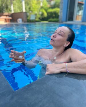 Başak Daşman Instagram - su yolunu şaşırıp aksi’ye düştüğünde , bazen seninle ilgili değildir; bir kıyıya uğra diyedir plansız .. o kıyıya elin değsin diyedir…. 🥂