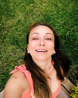 Başak Daşman Instagram - “Ben çiçeklileri
Renklileri, 
Delileri severim,
Bir de delilikleri.” 🌈 🌱💃🏻