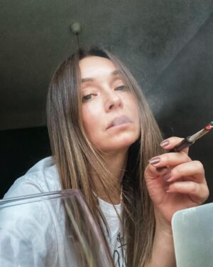Başak Daşman Instagram - “Ejderhanı nasıl eğitirsin…”
nazının çekileceğini gösterebilirsin belki.. ne bileyim, yangın kovalarını toplatırsın civardaki korkutmasın diye durduk yere..nehirlere set çekmezsin ama su akışındayken ürkütmüyor onları.. biliyorum.

belki “yardım istersin” budanmış bir kış ağacının tepesinde, dala mahsur kalmış haylaz bir çocuk için.. güven iyidir. Ona güvenmeli ki o da güvenebilsin..

Başkaaa.. hımm.. sıcaksa buralar, yani oralar işte, her nerdeyseniz, soğuğa gidelim mi diyebilirsin? Ateşi sönsün diye değil, şişşşt.. sakın, “sen varsın ya, o kadar da kırılgan değilim” demek için.. ısıtırsın yani ..😉

Bir de ejderhanı nasıl eğitirsin biliyor musun? 
aslında bilmiyorum..☺️

“İki güzel kelâm ederim hiçbir şey bulamazsam”.. desem yalan..
 
Ejderhalar havaya savrulup, tutulmayan sözleri yutup, karınlarına atıyor, o tutulmamış sözlerle harlıyorlar ateşlerini…. Sakın.

Offf… Bir şey yapmak lazım.. ama ne … 🔥 🐉
