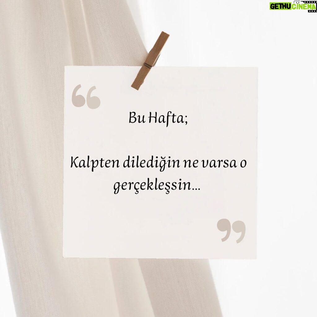 Başak Sayan Instagram - İnsan neyi nasıl planlarsa ve yazarsa onun öyle olma ihtimali daha fazla artar. Beyine ne yüklerseniz onun öyle olduğunu size kanıtlamak için uğraşır durur. Bugün ne kötü bir gün derseniz size ne kadar kötü olduğunu kanıtlamak için uğraşır. Ne iyi bir gün derseniz de tam tersini. Bu yüzeen olumlu düşünmek ve dahası bunu yazmak, olumlu dileklerde bulunmak önemlidir. Herkes için harika bir hafta dilerim. Siz de ne arzu ediyorsanız bu haftadan yazın bu postun altına lütfen…