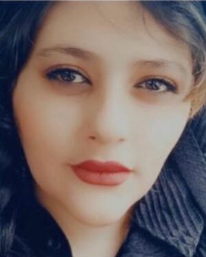 Başak Sayan Instagram - Günlerdir takip ediyorum. Olayın olduğu gün yani 22 yaşında gencecik bir kızın sırf baş örtüsünden saçları görünüyor diye ahlak polisi tarafından dövülerek öldürüldünü duyduğum an içimi derin bir keder ve aynı zamanda büyük bir öfke kapladı. İnsanların kendi inandıklarına inanmalarını isteyen baskıcı yönetimlerin, o erkek egemen güç odağının altında en çok kadınlar ezildi bugüne değin. Erkeklerin belirlediği kurallara uygun yaşamaları beklendi onlardan hep. Kadınları ezdikçe kontrol edebileceklerini zannettiler. Ama işte gencecik bir kız bu şekilde hayatını kaybederek 44 yıldır dikta bir yönetimle baskı kuran, özgürlükleri yok edilmiş bir halkın kurtuluşunun ateşini yakmış oldu. Belki de sırf bunun için bedenlendi bu dünyada bu defa. Bir toplumu baskı altında tutabilirsiniz ama sadece bir süreliğine. Zira bir insanın en temel ihtiyacı sadece ekmek ve su değildir. Özgürlüktür. Ve onu kaybeden bir insan yeniden elde edene değin pes etmez. Zira bu dünyada uğruna ölünebilecek tek şey sadece özgürlüktür. Kalbim İran’da direnen tüm kadınların, kız kardeşlerimin yanında… Onurlu mücadelelerini bütün varlığımla destekliyor, göz yaşları içinde onlar için dua ediyorum… #mahsaamini #iranprotests