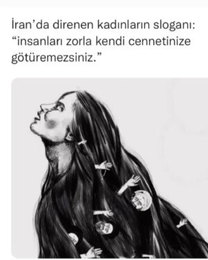 Başak Sayan Instagram - Günlerdir takip ediyorum. Olayın olduğu gün yani 22 yaşında gencecik bir kızın sırf baş örtüsünden saçları görünüyor diye ahlak polisi tarafından dövülerek öldürüldünü duyduğum an içimi derin bir keder ve aynı zamanda büyük bir öfke kapladı. İnsanların kendi inandıklarına inanmalarını isteyen baskıcı yönetimlerin, o erkek egemen güç odağının altında en çok kadınlar ezildi bugüne değin. Erkeklerin belirlediği kurallara uygun yaşamaları beklendi onlardan hep. Kadınları ezdikçe kontrol edebileceklerini zannettiler. Ama işte gencecik bir kız bu şekilde hayatını kaybederek 44 yıldır dikta bir yönetimle baskı kuran, özgürlükleri yok edilmiş bir halkın kurtuluşunun ateşini yakmış oldu. Belki de sırf bunun için bedenlendi bu dünyada bu defa. Bir toplumu baskı altında tutabilirsiniz ama sadece bir süreliğine. Zira bir insanın en temel ihtiyacı sadece ekmek ve su değildir. Özgürlüktür. Ve onu kaybeden bir insan yeniden elde edene değin pes etmez. Zira bu dünyada uğruna ölünebilecek tek şey sadece özgürlüktür. Kalbim İran’da direnen tüm kadınların, kız kardeşlerimin yanında… Onurlu mücadelelerini bütün varlığımla destekliyor, göz yaşları içinde onlar için dua ediyorum… #mahsaamini #iranprotests