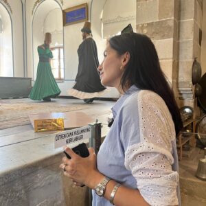 Başak Sayan Instagram - Bir romanı yazma aşamasında en sevdiğim şeylerden biri kaleme aldığım karakterleri her nerede yaşatıyorsam o şehre gitmek, her bir kölesini adım adım gezmek. Hem o karakteri yaşattığım mahalleleri, evleri görmüş oluyordum hem de her anından ilham alıyorum. Konya bu seferki adresim. Bir dönemi kaleme alırken şehrin tarihini, o insanların bir zamanlar nasıl yaşadığını, nasıl giyindiğini, günlük hayatta neler yaptıklarını öğrenmek hem daha gerçekçi yazmanızı hem de karakterlerim ete kemiğe bürünmesini sağlıyor. 
Bu ilk gelişim Konya’ya ama son değil. Kitap bitene kadar epey sık geleceğim belli ki. 
Bayramı da burada karşılamak nasip oldu bu arada. Biz Ankara’ya doğru aile ziyareti için yola çıkarken herkesin bayramını da kutluyorum. Sevgiler…
