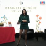 Başak Sayan Instagram - 8 Mart Dünya Kadınlar Günü vesilesiyle @istinyepark ve @dr_dunyasi ortaklığıyla gerçekleştirdiğimiz bu etkinlikle beni dinlemeye gelen herkese, bu etkinliği planlayan sevgili @damlakeseli , @nalandr , Nilgün Hanıma, beni yalnız bırakmayan @orkungalolar , yayıncım @aren_senorkyan , her şeyime koşan @neslihan_mengcur , atölyelerime katılan tüm öğrencilerim ve okurlarıma çok teşekkür ederim. Kadınlar bu erkek egemen sistemin onlara biçtiği rollerden ve düşünce kalıplarından sıyrıldıklarında kendi güçlerinin de farkına varacaktır. Bu dünyada kadının kadına destek olması kadar önemli az şey vardır. Kızkardeşlik bağı ne kadar güçlüyse zorluklar ve engeller karşısındaki duruş ve tutumumuz da o kadar etkili olur. Nicelerine…