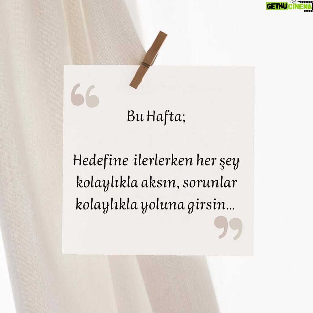 Başak Sayan Instagram - İnsan neyi nasıl planlarsa ve yazarsa onun öyle olma ihtimali daha fazla artar. Beyine ne yüklerseniz onun öyle olduğunu size kanıtlamak için uğraşır durur. Bugün ne kötü bir gün derseniz size ne kadar kötü olduğunu kanıtlamak için uğraşır. Ne iyi bir gün derseniz de tam tersini. Bu yüzeen olumlu düşünmek ve dahası bunu yazmak, olumlu dileklerde bulunmak önemlidir. Herkes için harika bir hafta dilerim. Siz de ne arzu ediyorsanız bu haftadan yazın bu postun altına lütfen…