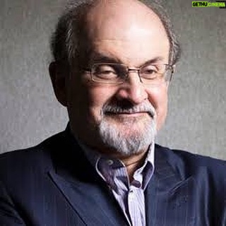 Başak Sayan Instagram - En sevdiğim yazarlardan biridir Salman Rushdie. Özellikle Geceyarısı Çocukları ve Floransa Büyücüsü favorilerimdendir. Ama en çok Şeytan Ayetlerini severim. Babamın yıllar evvel New York’tan aldığı ve kütüphanesindeki en özel eserlerden biri olan bu kitap şimdi benim kütüphanemde. Az evvel öğrendim ki New York’da bir konferans esnasında dinci bir yobazın saldırısına uğramış ve boynundan bıçaklanmış. Durumu oldukça ağırmış. Nasıl üzüldüğümü anlatmaya kelimeler yetmez. Yazdığı bu eserle hakkında Humeyni tarafından ölüm fermanı verildiği ve ancak fetvayı veren kaldırabileceği için ( Humeyni öldüğü için fetva geçerli ) 25 yıldan fazladır gizli saklı bir yaşam sürüyordu. Biliyorsunuz kitabı Türkçe’ye çeviren Aziz Nesin de sırf bu nedenle saldırıya uğramış ve Madımak Oteli içindeki aydınlarla birlikte ateşe verilmişti. Dünyanın pek çok ülkesindeki radikal müslümanlar çevirmenleri ve yayıncıları öldürmeye çalışmış kiminde de başarılı olmuştu. Ve bugün olanlar. Böylesi olağanüstü bir yazar, böylesi bir birikime sahip dünya kültür mirasına önemli eserler kazandırmış bir insan fanatik bir yobazın saldırısı ile ölüm kalım mücadelesi veriyor. İnsanların onlara aktarılanları sorgusuz sualsiz kabul etmeleri, doğru bildikleri yanlışlar ve din adı altında pazarlanan biat kültürü nedeniyle dünya bu halde. Sadece müslümanlarda yok bu. Her dinde var. Aynı şey bu şiddette olmasa bile ( Radikal İslam en tehlikelisi çünkü ) Jose Saramago’nun başına gelmiş, “İsa’ya Göre İncil” kitabı nedeniyle ülkesini terk etmek zorunda kalmıştı. Nigahdar’da Hallac’ı Mansur’un ağzından anlatmaya çalışmıştım. Tüm dinler tek olan hakikate giden yollardır sadece. Hiçbir peygamberin amacı sonradan o dini yorumlayanların amaçladıkları gibi olmamıştır. Umarım Salman Rushdie’nin durumu ölümcül derecede ağır değildir. Ve umarım verdiği yaşam mücadelesini kazanır.