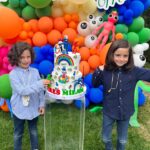Başak Sayan Instagram - Her nisan ayı benim için olağanüstü geçer. Çünkü nisan ayında Ares ile Milan doğdu. Bu seneki doğumgünleri de öyle güzel geçti ki eminim ileride gülümseyerek hatırlayacaklar. Bazı insanlar vardır, sizin mutlu anlarınızı daha da güzelleştirmek için ellerinden geleni yaparlar. Bu anlamda çok şanslıyım çünkü bu özel günün her anının arkasında inanılmaz tatlı ve işlerini çok iyi yapan insanlar vardı. Pastamızı her sene olduğu gibi @tadimtuzum Hande Hanım yaptı. Yaptığı pastalar sadece sanat eseri değil nasıl lezzetli size anlatamam. Bir seferinde kıyamamıştım pastasını kesmeye o derece düşünün🙂 Üstelik içine kattığı her şey organik ve benden çok çocukları düşünüyor her zaman. Süsleme ve parti organizasyonu @canconceptt Gülşah Hanım ile eşi yaptı. Öyle harika planlamışlar ki ağzım açık kaldı onları izlerken. Bu kadarını hayal etmemiştim dedim. Çocuklar nasıl eğlendiler anlatamam. Nasıl teşekkür edeceğimi bilemiyorum bu iki harika kadına. Sizi tanıdığım için şanslıyım gerçekten de. Bir gün ancak bu kadar unutulmaz ve anlamlı kılınabilirdi. Minnettarım… Ve sevgili @sihirlipalyacolar size de çok teşekkürler. Her sene olduğu gibi bu sene de çocukları çok mutlu ettiniz. Büyüdüklerinde bu anları hatırlayıp gülümseyecekler ya, benden mutlusu yok. Ebeveyn olmak biraz da bu değil mi? Evlatların içine tarihe not düşmek. Onlar için an biriktirmek. İyi ki doğdunuz can parçalarım. İti ki varsınız. Yaşamım sayenizde daha çok anlam kazandı. Sizsiz bir hayat düşünemiyorum asla. Sizi nasıl seviyorum asla tahmin edemezsiniz. Canlarım… @milan_vardal @aresvardal